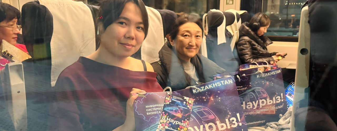 В поездах Национального перевозчика КТЖ и KAZTECHNOLOGY начали поздравлять более тысячи женщин с 8 Марта 1