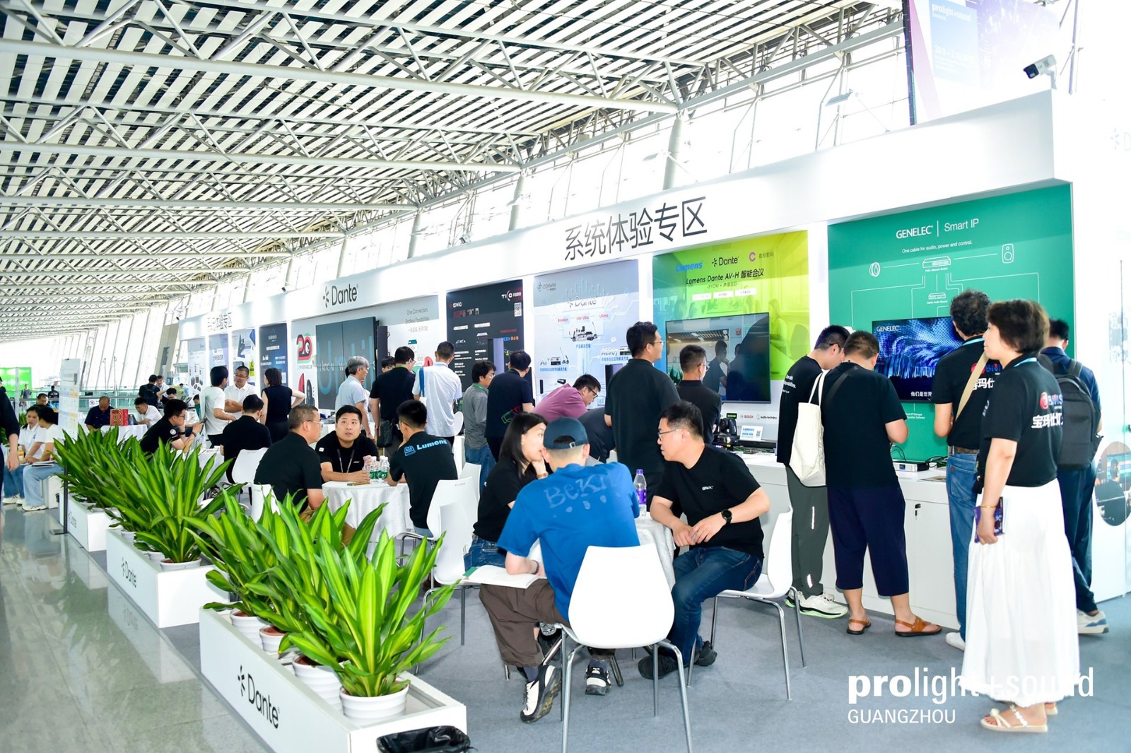 Команда Kaztechnology посетила крупнейшую международную выставку Prolight + Sound Guangzhou 2026 в Китае. Представители компании изучили передовые ИИ-решения, мультимедийные комплексы и инновационные системы для развития «умных городов» 1